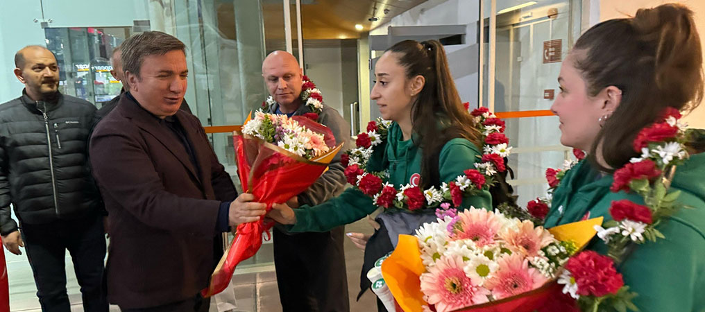 Almanya’da Tarih Yazan Erzincanlı Kızlara Havalimanında Karşılama
