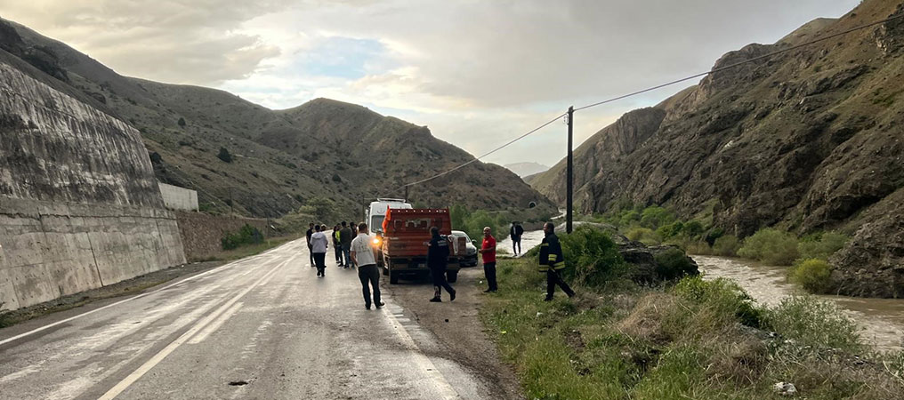 Erzincan’da Yoldan Çıkan Otomobil Fırat Nehrine Uçtu