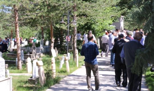 Bayram’da Mezarlık Ziyaretlerinde Yoğunluk Yaşandı