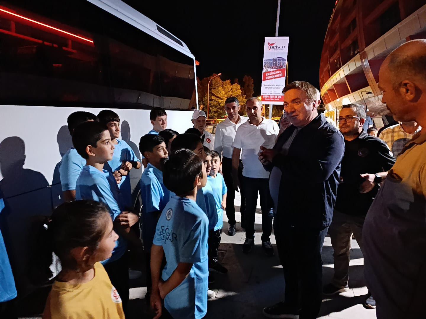 Vali Aydoğdu, Bitlis Ahlat’ta gerçekleştirilecek Malazgirt Zaferi Kutlamalarına Katılacak 510 Öğrenciyi Ahlat’a Uğurladı