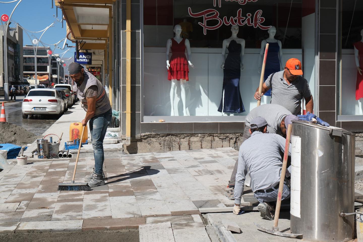 Nermi Tombul Caddesinde Kaldırım Yapım Çalışmaları Aralıksız Sürüyor
