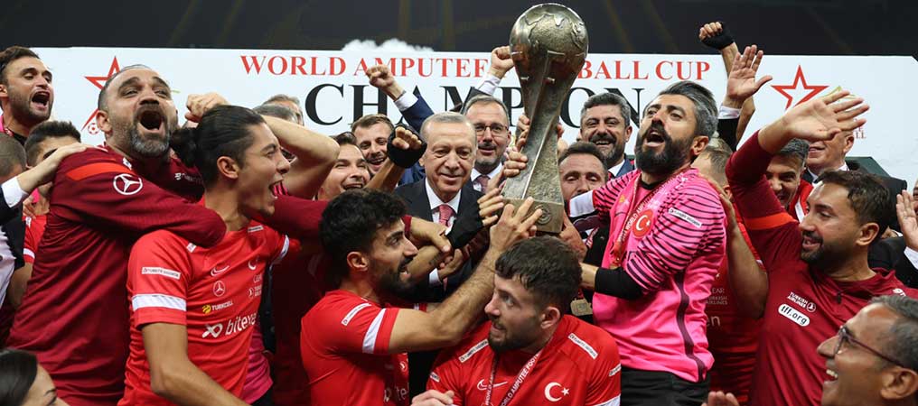 Ampute Futbol Millî Takımı, kupasını Cumhurbaşkanı Erdoğan’dan aldı