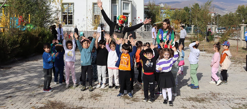 Anaokulu Öğrencilerine Palyaço Sürprizi