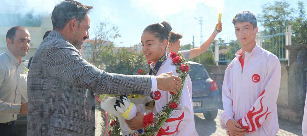 Avrupa Şampiyonu Aleyna Korkut’a Çiçekli Karşılama