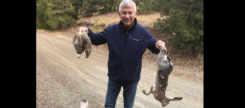 Belediye Başkanı, Avladığı Tavşan ve Kekliklerle Poz Verdi