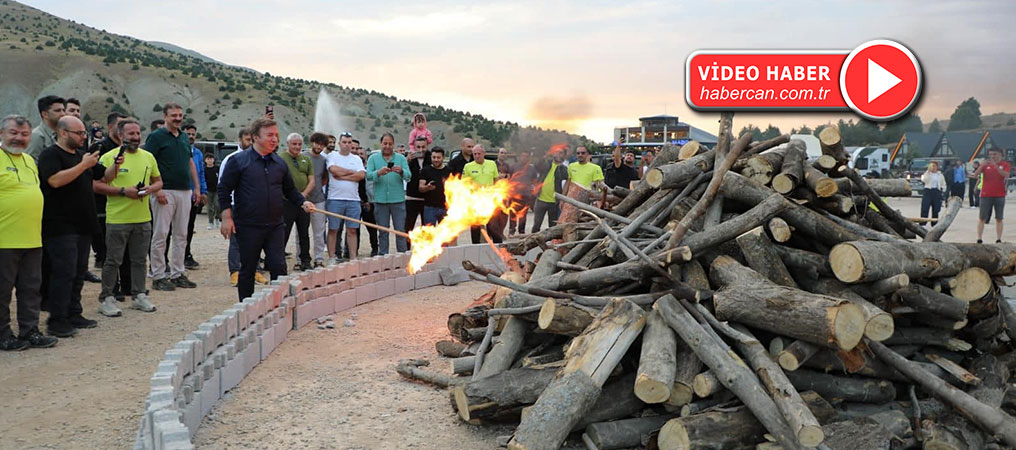 Dev Kamp Ateşi Yakıldı, Vali Yanma Tehlikesi Atlattı