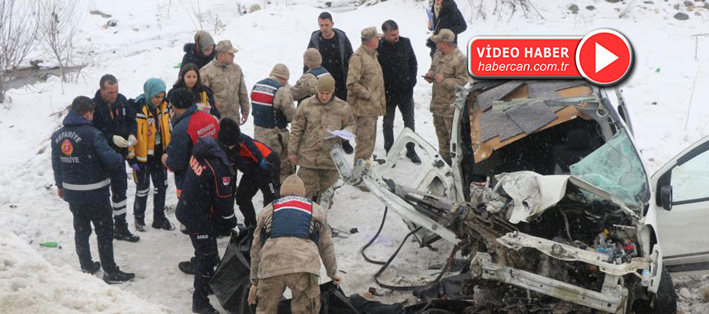 Erzincan’da Hafif Ticari Araç İle Midibüs Çarpıştı: 1 Ölü, 6’sı Asker 9 Yaralı