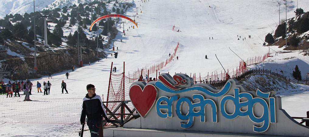 Ergan Dağı Kayak Merkezi'nde Hafta Sonu Yoğunluğu Sürüyor