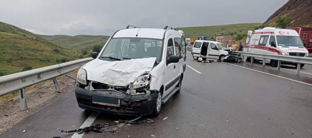Erzincan-Erzurum istikametinde zincirleme trafik kazası: 4 yaralı