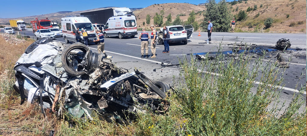 Erzincan'da Trafik Kazası: 3 Ölü, 4 Yaralı