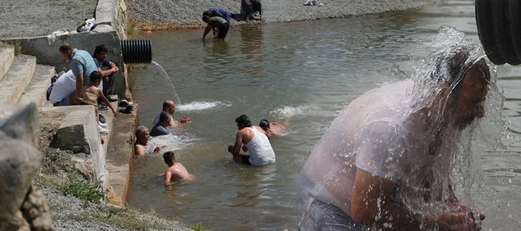 Erzincan’da Sıcaktan Bunalan Vatandaşlar Havuzda Serinledi