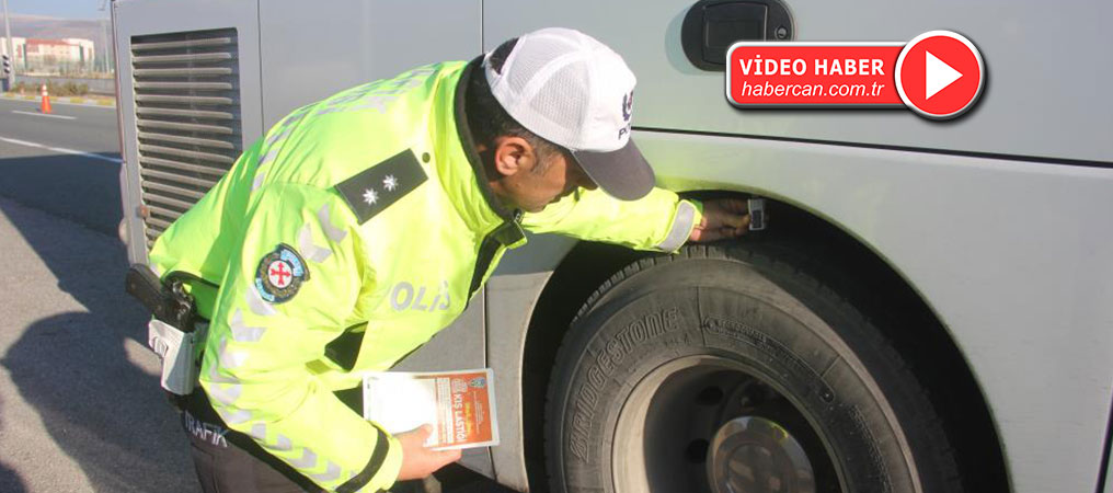 Erzincan’da Trafik Polislerinden Zorunlu Kış Lastiği Denetimi