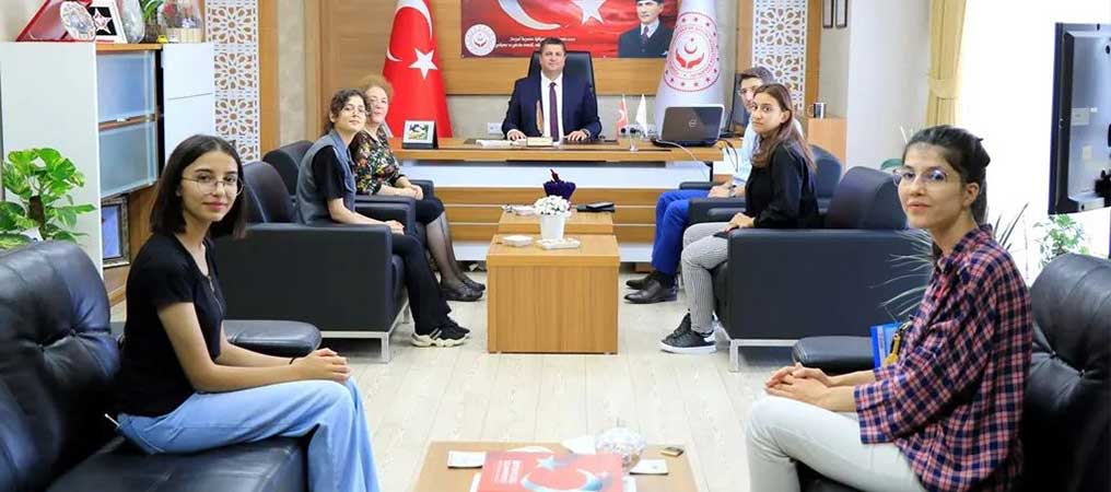 Erzincan’da Üniversiteye Yerleşen Devlet Koruması Altındaki 3 Öğrenciye Hediye Verildi