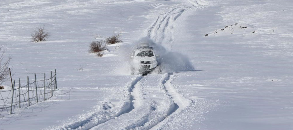 Erzincan’da Yoğun Kar Yağışının Olduğu Köydeki Hastalara Paletli Ambulansla Ulaşılıyor