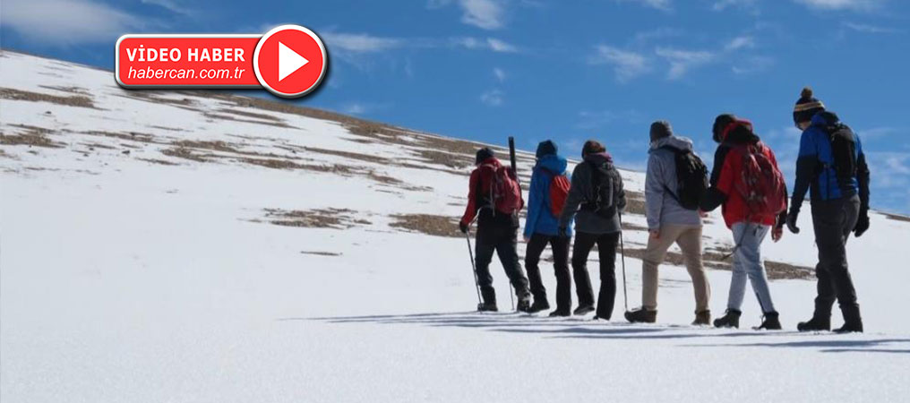 Erzincanlı Dağcılar 3445 Metre Yükseklikteki Akbaba Zirvesine Tırmandı