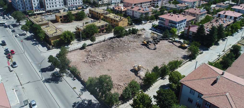 Eski Askeri Lojmanların Yıkımına Başlandı