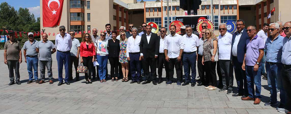 CHP Teşkilatından Atatürk Anıtına Çelenk