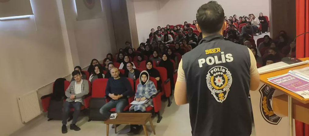 Hep Polislik Mesleğini Öğreniyorlar, Hem de Suçtan Korunma Yöntemlerini Öğreniyorlar