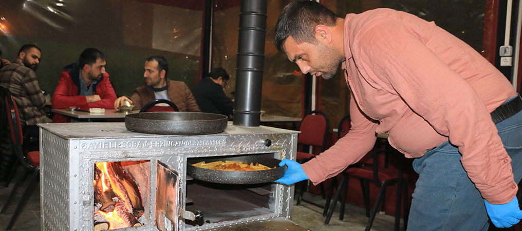 Patates Keyfini Çay Ocaklarında Yaşıyorlar