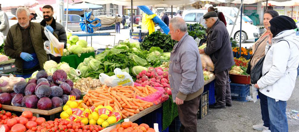 Pazarda Kışlık Sebze ve Meyveler Tezgâha Çıktı