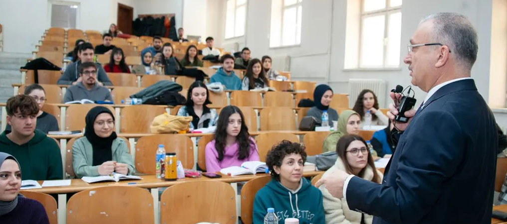 Rektör Levent, Hukuk Fakültesi Öğrencileriyle Bir Araya Geldi