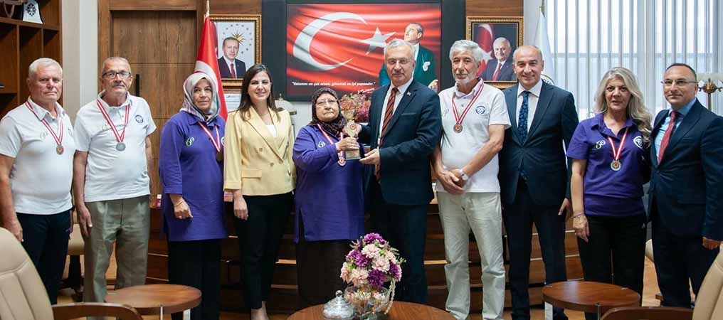 5. Tazelenme Olimpiyatları’ndan Gümüş Madalya ile EBYÜ 60+ Tazelenme Üniversitesi Takımından Rektör Levent’ e Ziyaret