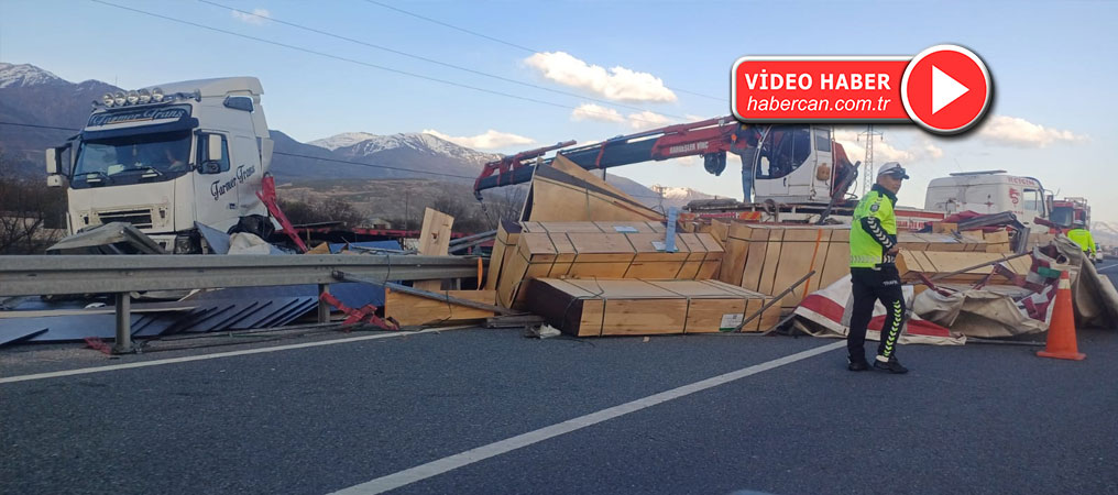 Erzincan - Erzurum Karayolunda TIR Devrildi, Yol Uzun Süre Ulaşıma Kapandı